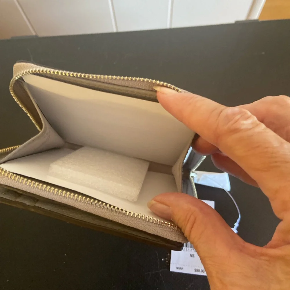 MICHAEL Michael Kors Pebble Pearl Gray Compact Wallet with Silver Logo - Picture 3 of 4